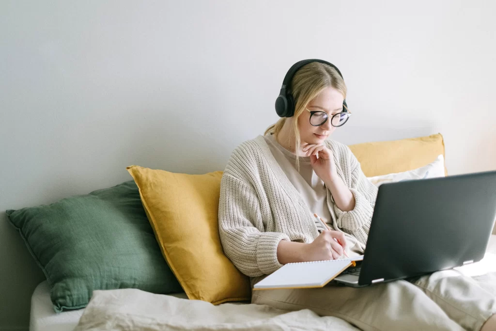 Femme qui fait son budget personnel dans son lit